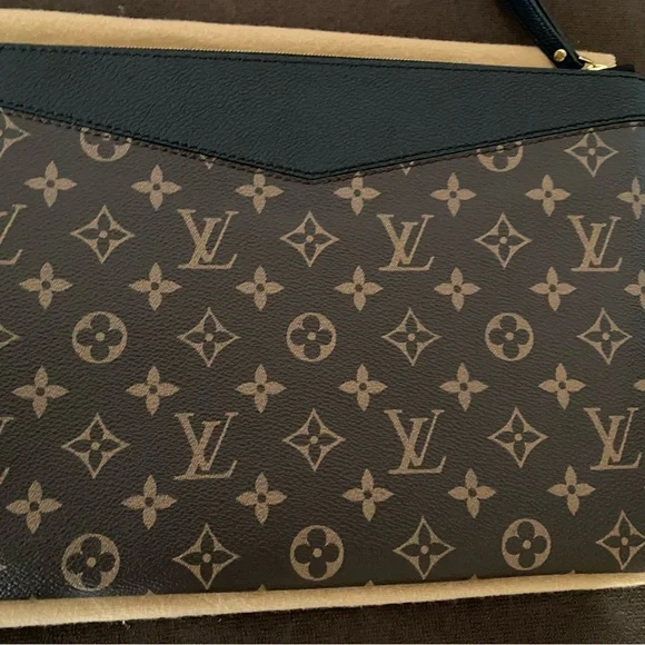 Louis Vuitton daily pouch - Picture 11 of 17